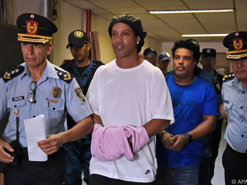 Ronaldinho war mit gefälschten Ausweisen verhaftet worden