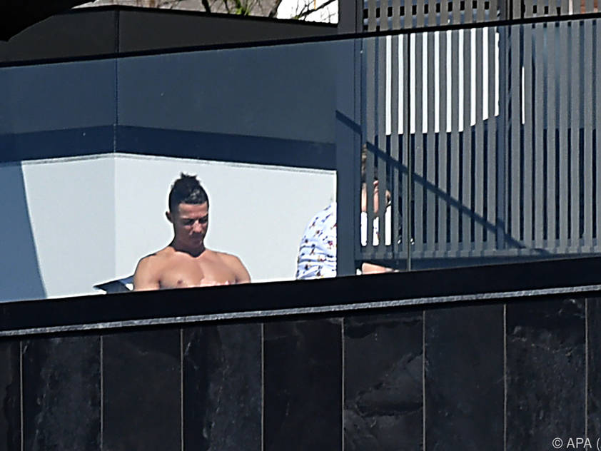 Ronaldo sitzt brav auf seinem Sonnendeck und tut von dort aus Gutes