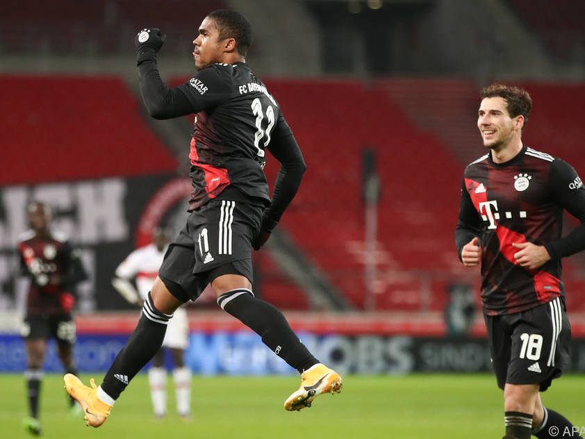 Die Bayern bejubeln einen 3:1-Auswärtssieg gegen Stuttgart Die Bayern bejubeln einen 3:1-Auswärtssieg gegen Stuttgart