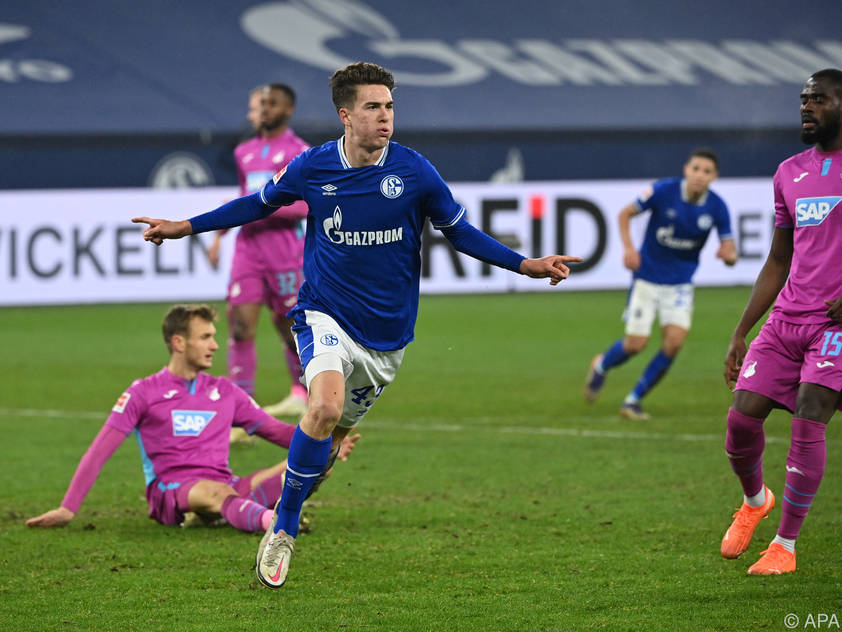Die Schalke jubeln dank eines Tripplepacks von Hoppe über den ersten Sieg seit einem Jahr