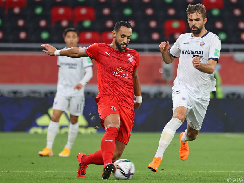 Lukas Hinterseer gegen den früheren Bayern-Verteidiger Medhi Benatia Lukas Hinterseer gegen den früheren Bayern-Verteidiger Medhi Benatia