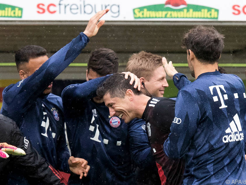 Rekordmann Lewandowski lässt sich von seinen Teamkollegen feiern