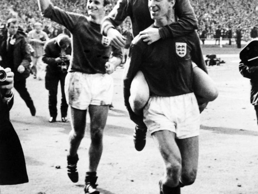 Hunt (links), der den WM-Titel 1966 feiert