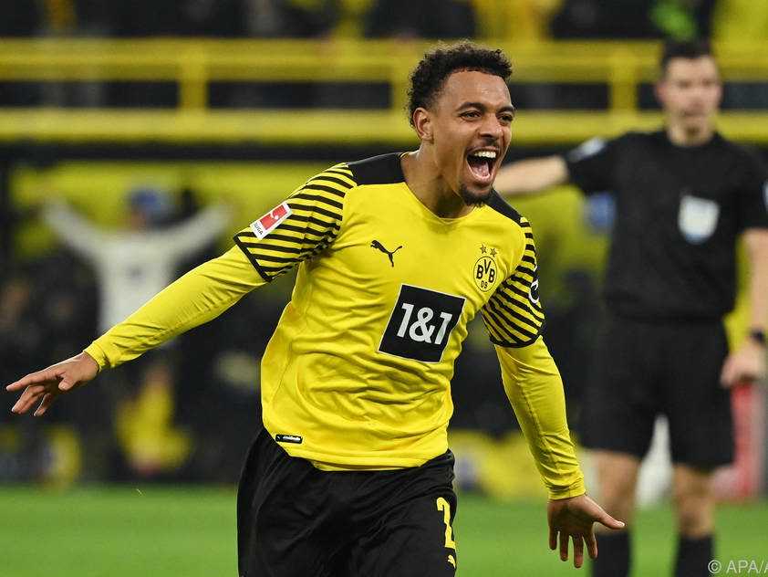 Malen jubelt über sein Tor zum 1:0 für Dortmund