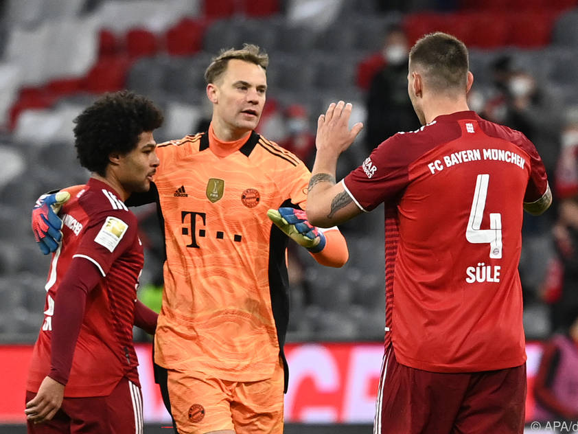 Neuer (m.) würde eigentlich gerne noch länger mit Süle (r.) jubeln Neuer (m.) würde eigentlich gerne noch länger mit Süle (r.) jubeln