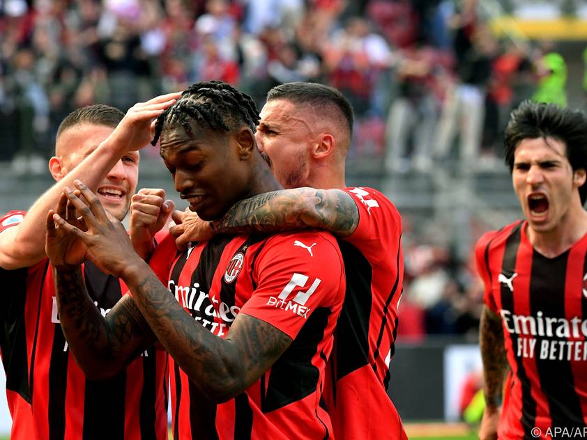 Milan jubelt über einen späten Sieg