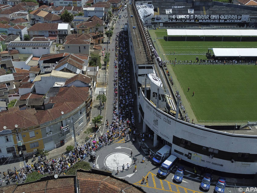 Tausende Menschen strömten zur Totenwache ins Stadion in Santos