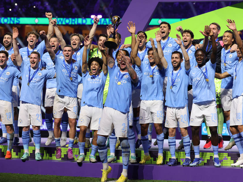 Die Profis von Manchester City jubeln über den nächsten Titel