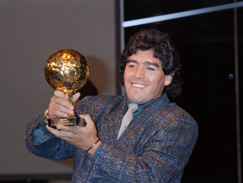 Diego Maradona mit dem später verschollenen Goldenen Ball