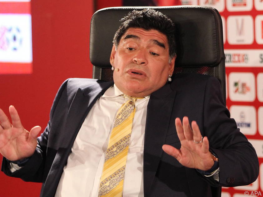Maradona hat eine abwehrende Haltung gegenüber Blatter