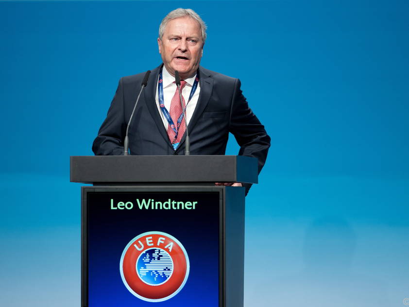 Leo Windtner bei seiner Rede beim UEFA-Kongress im März
