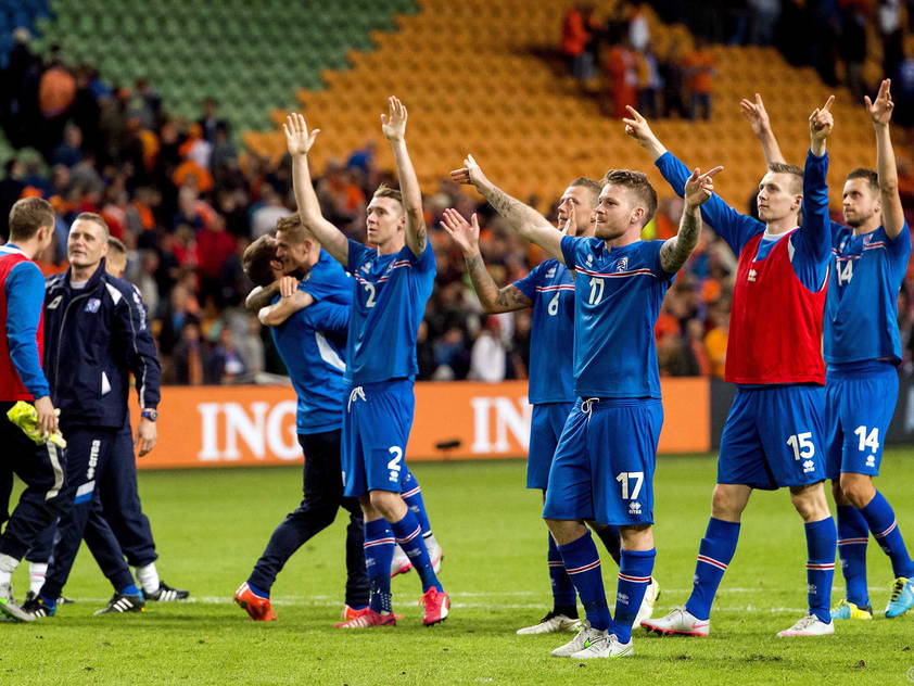 Die Isländer feiern mit 3.000 mitgereisten Fans nach dem 1:0-Sieg in Amsterdam