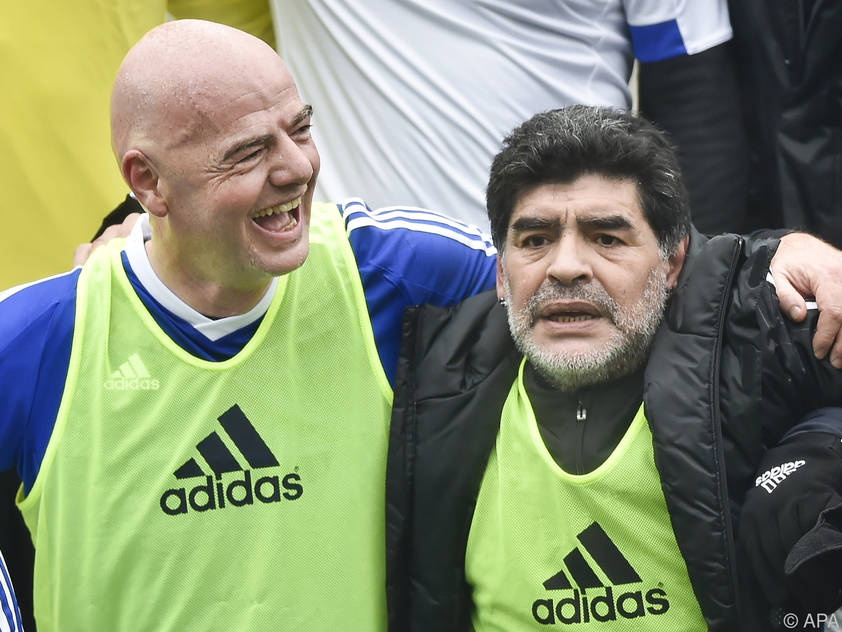 FIFA Boss Gianni Infantino mit Diego Maradona nach einem Legendenspiel