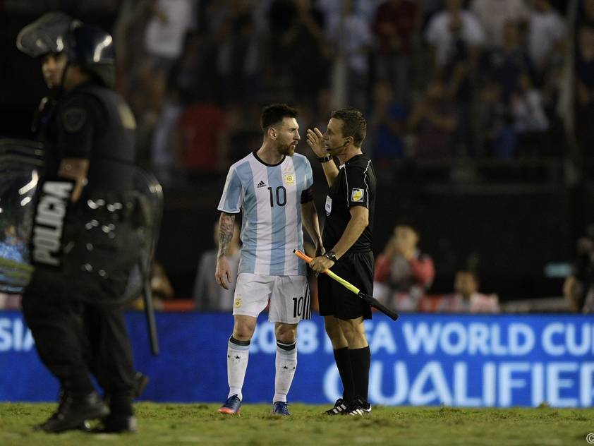 Lionel Messi im Clinch mit dem Schiedsrichter