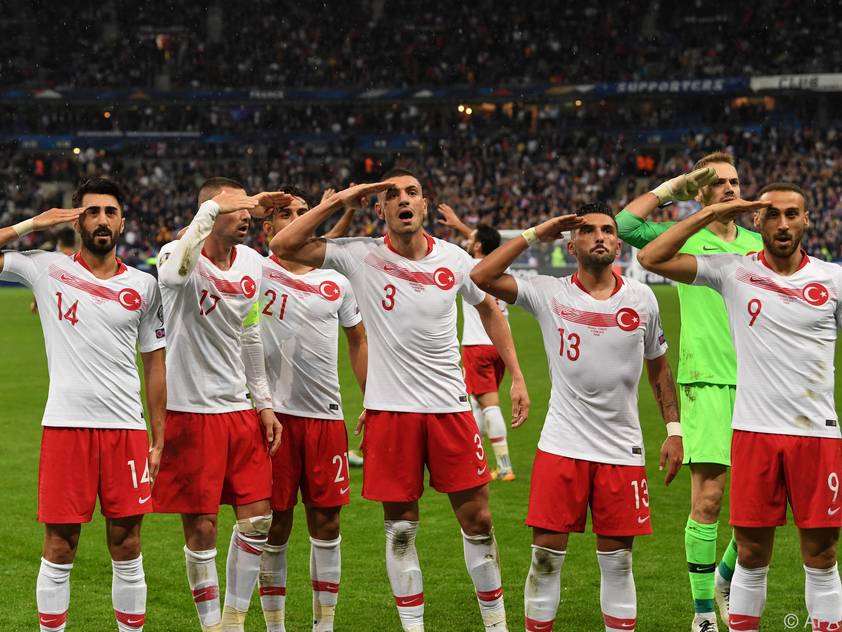 Viele türkische Spieler salutierten erneut