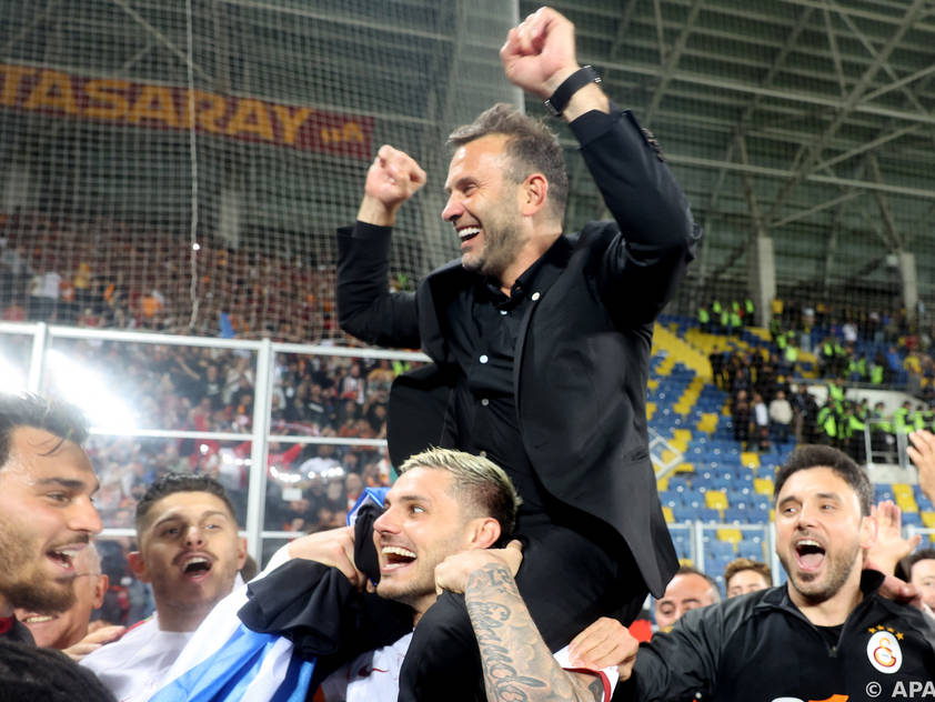 Okan Buruk bei den Feiern nach dem Meistertitel für Galatasaray