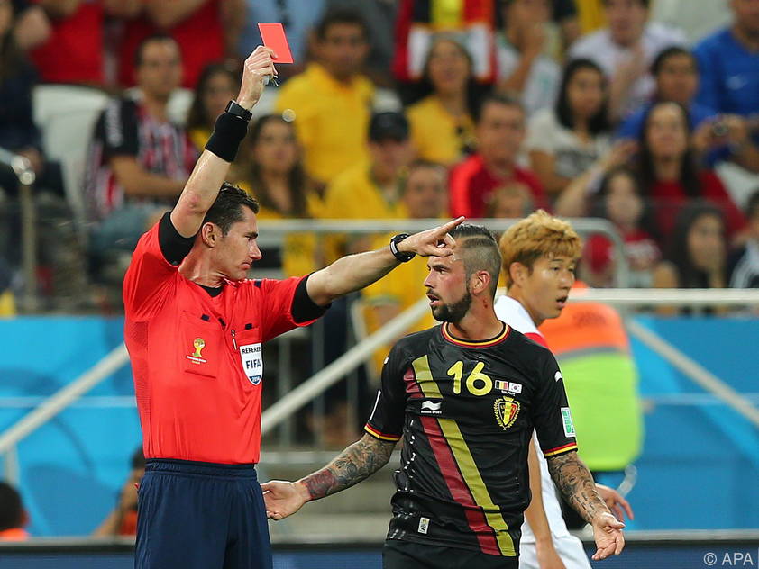 Wegen seiner Roten gegen Südkorea ist Belgiens Steven Defour für ein Spiel gesperrt.