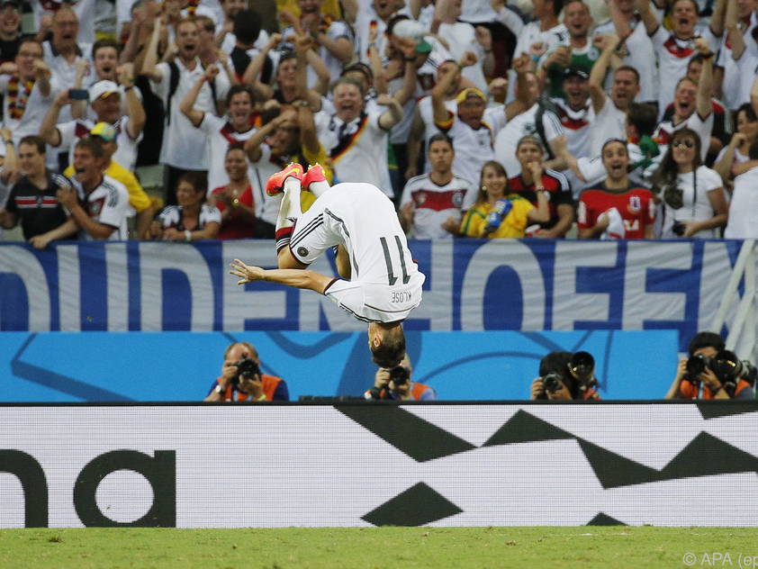 Miroslav Klose hat wieder Gefallen am Saltoschlagen gefunden