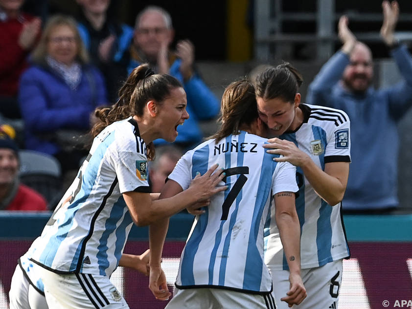 Argentiniens Ausgleichsschützin Romina Nunez wird gefeiert Argentiniens Ausgleichsschützin Romina Nunez wird gefeiert