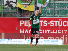 Julian Wießmeier freut sich über seinen Treffer, der drei Punkte bringt