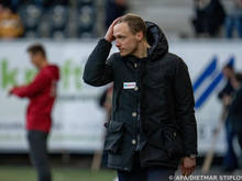 Maximilian Senft steht mit dem Rücken zur Wand