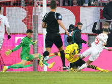 Hendry Blank (m.) bei seinem Bundesliga-Debüt für Dortmund in Köln
