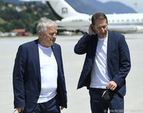 Foda bei der Ankunft in Innsbruck mit ÖFB-Präsident Leo Windtner