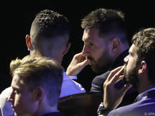 Gelegentlich kommt es zum Gespräch zwischen den beiden Fußballstars