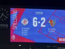 Das Spiel wurde von Winterthur nach Basel verlegt, daher wird der FCB auf der Tafel hinten angeführt