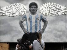 Maradona-Bildnisse schmücken Buenos Aires
