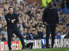 Palace-Coach bei Everton von Fan bedrängt