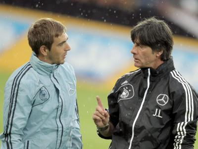 Bundestrainer Joachim Löw (r) und Kapitän Philipp Lahm hoffen auf eine ruhige Vorbereitung