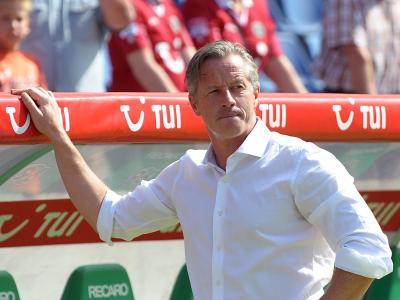 Um seinen Trainerjob muss Schalkes Trainer Jens Keller vorerst wohl nicht bangen. Foto: Peter Steffen Um seinen Trainerjob muss Schalkes Trainer Jens Keller vorerst wohl nicht bangen. Foto: Peter Steffen