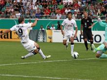Der Münsteraner Matthew Taylor (l) erzielte das 1:0 gegen den FC St. Pauli. Foto: Kevin Kurek