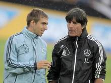 Bundestrainer Joachim Löw (r) schätzt Philipp Lahms Fähigkeiten sehr. Foto: Fredrik von Erichsen