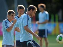 Philipp Lahm (l) und Benedikt Höwedes (r) sind bei einer weiteren gelben Karte gesperrt