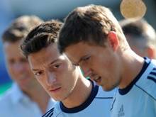 Mesut Özil (l) und Max Kruse sollen die WM-Quali perfekt machen