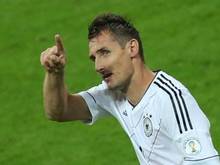 Miroslav Klose bekommt im Angriff die Chance auf sein Rekordtor