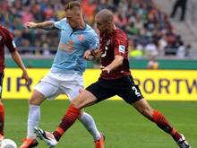 Niki Zimling (l) am 4. Spieltag im Einsatz gegen Hannovers Leon Andreasen