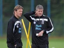 Trainer Friedhelm Funkel (r) beobachtet mit Co-Trainer Markus von Ahlen das Training der 1860er