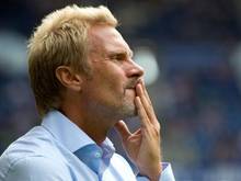 Es sieht nicht so aus, aber Hamburgs Trainer Thorsten Fink freut sich auf das Spiel in Dortmund. Foto: Sven Hoppe