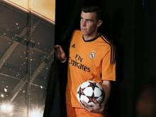 Gareth Bale wartet auf seinen Auftritt bei der Präsentation des neuen Trikots von Real Madrid
