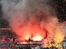Frankfurter Fans brennen Bengalos ab. Für einen ähnlichen Vorfall muss der FCN nun zahlen.