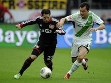 Leverkusens Gonzalo Castro (l) und Wolfsburgs Marcel Schäfer kämpfen um den Ball. Foto: Marius Becker
