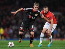 Leverkusens Lars Bender (l) wurde in der Partie gegen Manchester United eingewechselt