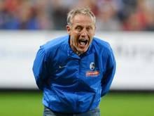 SC Freiburgs Trainer Christian Streich feuert die Spieler an