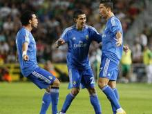 Reals Doppeltorschütze Cristiano Ronaldo (r.) jubelt mit Pepe (l.) und Angel Di Maria