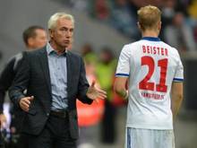 Hamburgs Trainer Bert van Marwijk (l) gibt Maximilian Beister an der Seitenlinie Anweisungen