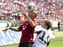Hannovers Linksverteidiger (l.), hier im Duell mit Wolfsburgs Christian Träsch, ist wieder im Training