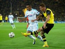 Dortmunds Erik Durm (r) bereitete in seinem ersten Champions-League-Spiel gleich ein Tor vor